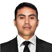 Profesor de informática, imparte clases a niños y jóvebes